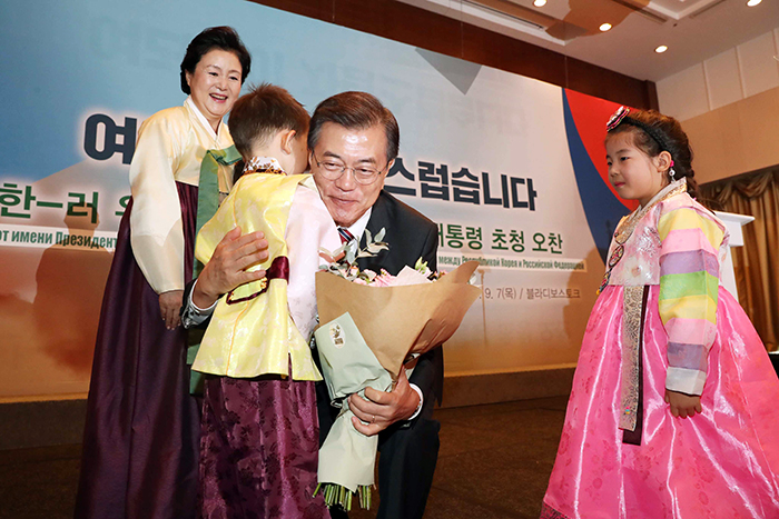 The Ministry of Justice on Jan. 25 said it will revise the Enforcement Decrees of the Act on the Immigration and Legal Status of Overeas Koreans to expand the scope of “overseas Korean” designation. This photo shows President Moon Jae-in in 2017 meeting Koroyoin in Vladivostok, Russian Far East. (Yonhap News)